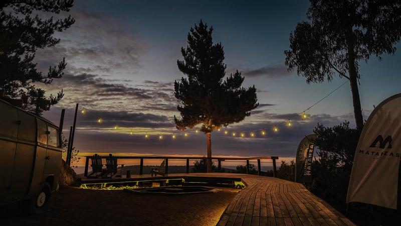 Terraza de madera de Glamping Matanzas al atardecer