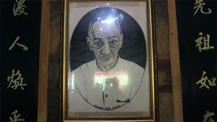 Lukisan Djiauw Kie Siong, pemilik rumah yang pernah disinggahi oleh Bung Karno dan Hatta pada tanggal 16 Agustus 1945 digantung di Rumah Djiauw Kie Siong, Rengasdengklok, Karawang, Jawa Barat, Sabtu (19/8/2017). (KOMPAS.com/WAHYU ADITYO PRODJO)