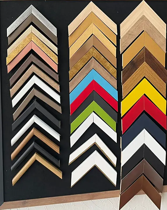 Mostruário de molduras de madeira da Oficina do Quadro em Campinas