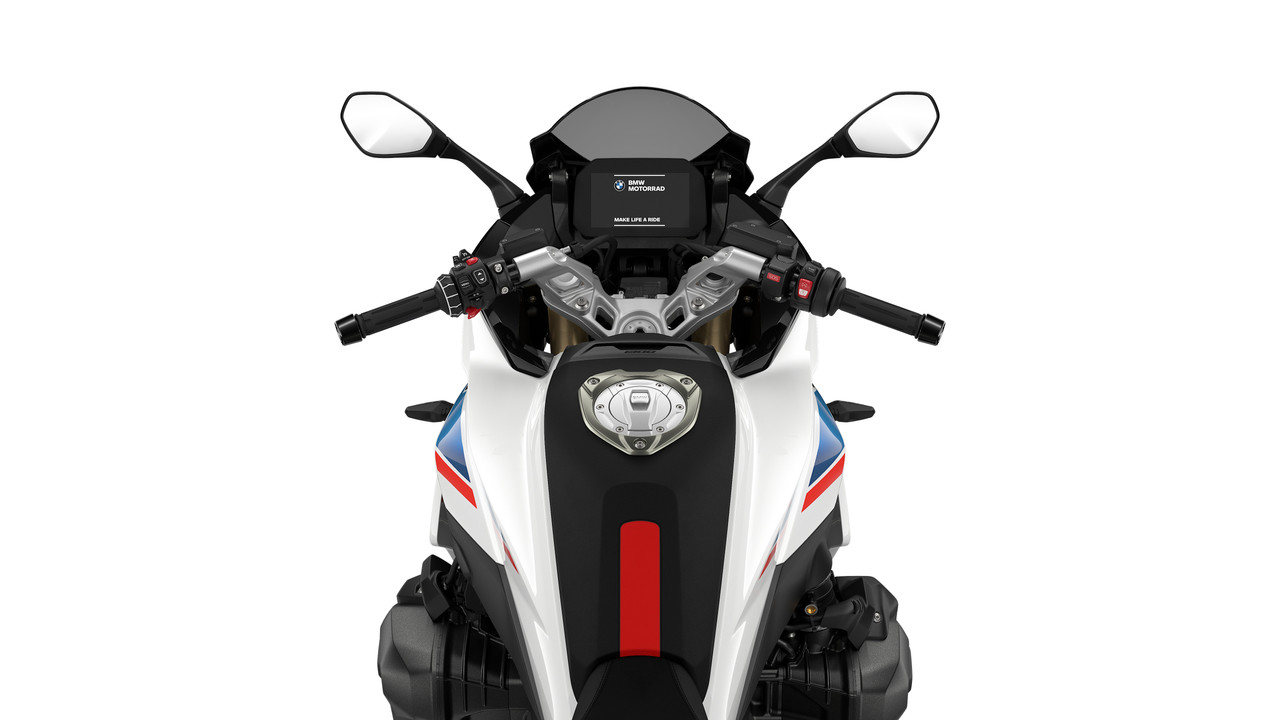 P90596247_highRes_the-new-bmw-r-1300-r