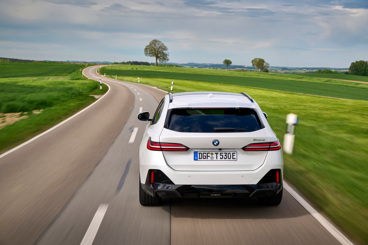 P90551888_highRes_the-new-bmw-530e-tou