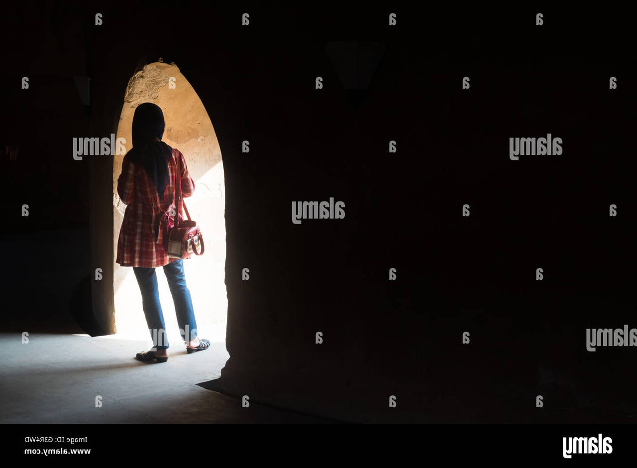 C:\Users\lenovo\Pictures\Saved Pictures\muslim woman\hijab-women-in-front-of-hole-G3R4WD (tagliata 0).jpg