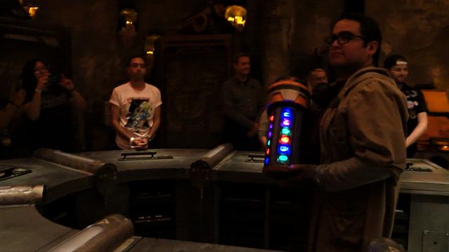 SAVI'S WORKSHOP HANDBUILT LIGHTSABERS: Montando nuestro sable láser - DISNEYLAND ~ STAR WARS: GALAXY'S EDGE, LA GUIA (59)