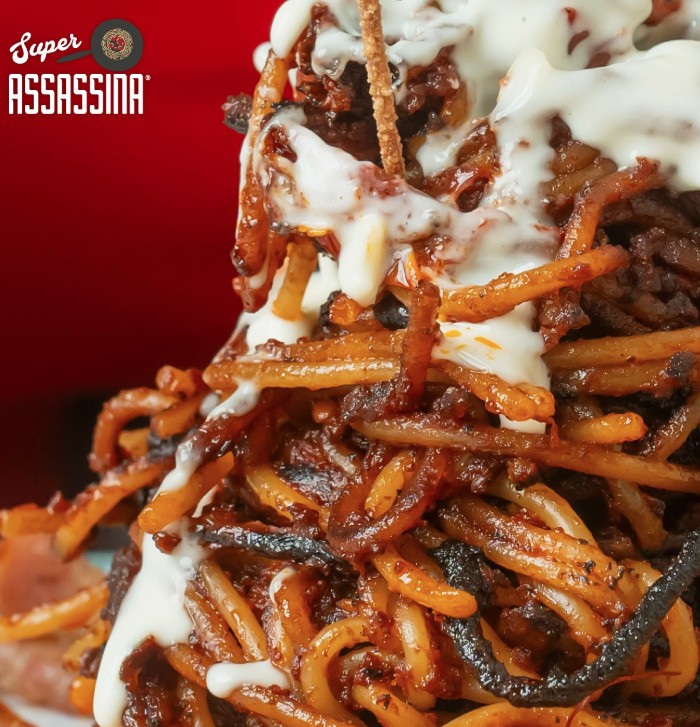 Spaghetti all'assassina con datterino giallo, carbocrema e guanciale croccante