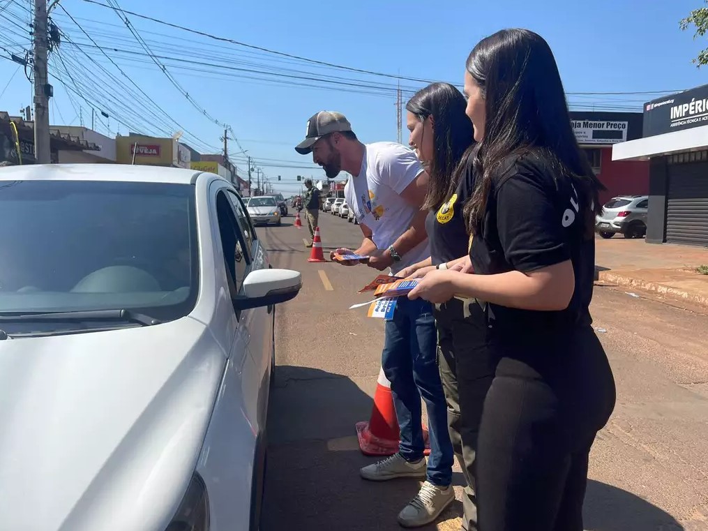 Blitz educativa com apoio do Detran-MS (Departamento Estadual de Trânsito de Mato Grosso do Sul) (Foto: Direto das Ruas)