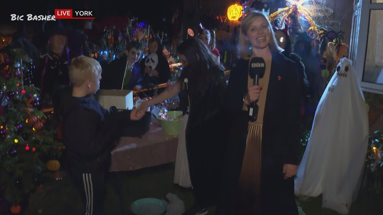 10.30 - 11.15.00 - Homes Under the Hammer  ᴺᵉʷ. S27 Colour Clash! Jac....ts_snapshot_26.06.718