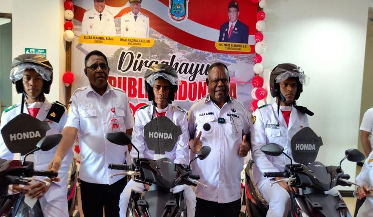 Heboh! 3 Paskibraka Papua Barat Daya Viral karena Saling Tolong, Kini Dapat Hadiah Motor!