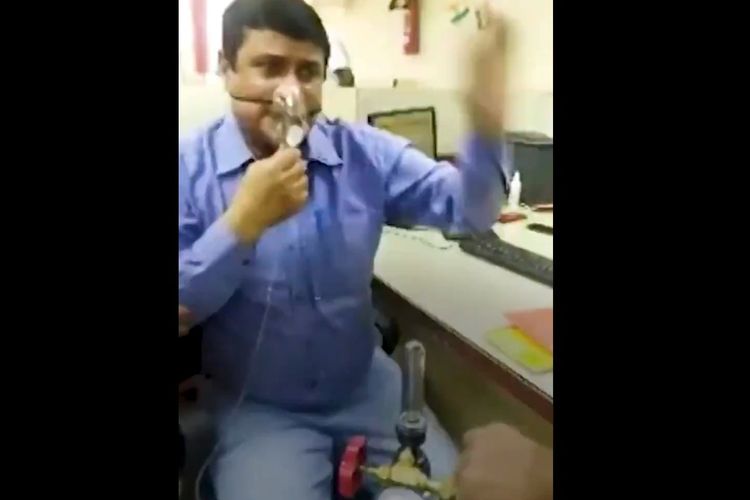 Arvind Kumar pegawai di Bank Nasional Punjab (PNB) India, mengaku cutinya ditolak dan dipaksa bekerja meski masih dalam masa pemulihan dari Covid-19. Ia akhirnya membawa tabung oksigen ke kantor pada Selasa (25/5/2021) dan menuntut pihak bank. Namun PNB mengklaim Kumar hanya melakukan drama agar kewajiban membayar pinjamannya digugurkan.