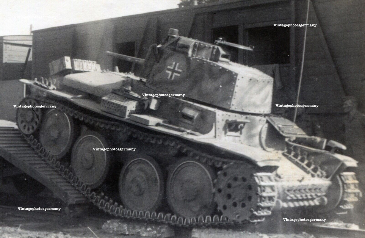 D1202 Foto deutscher Panzerzug Beute - Panzer Skoda 38t Bandenkampf Lokomotive (1)