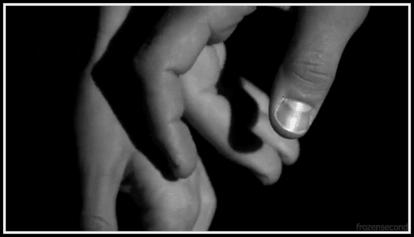 Переплетенные пальцы. Нежное прикосновенье. Мужская и женская рука. Прикосновения гиф. Ласкание пальцами