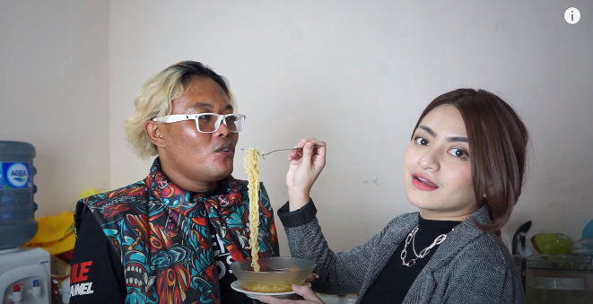 Nathalie Holscher akan menyuapi mie ke Sule