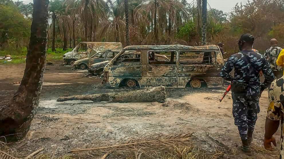 Caza humana en busca de sospechosos de explosión de refinería en Nigeria