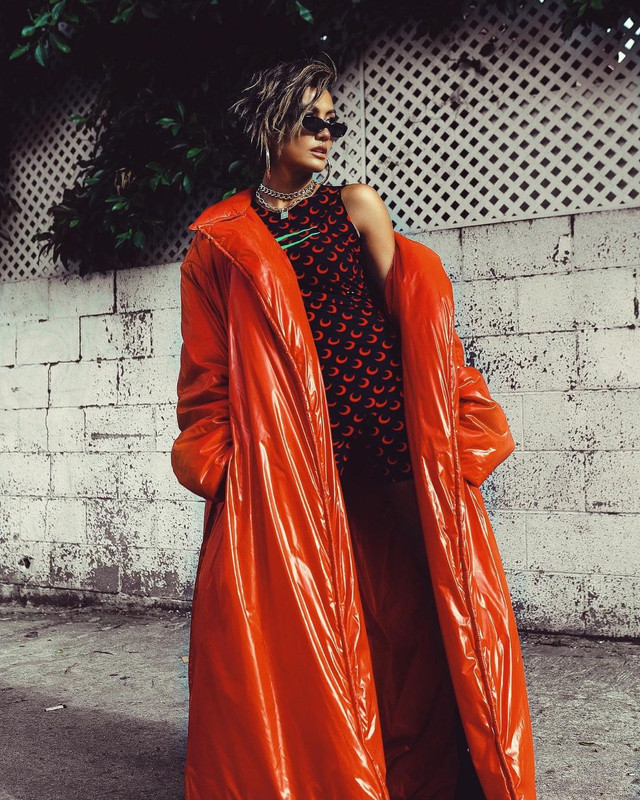 Penyanyi Agnez Mo tunjukkan kepeduliannya terhadap Covid-19 dengan mendirikan klinik di sebuah lapangan dengan fasilitas yang cukup lengkap untuk mereka yang ingin mendapatkan vaksin Covid-19 gratis.