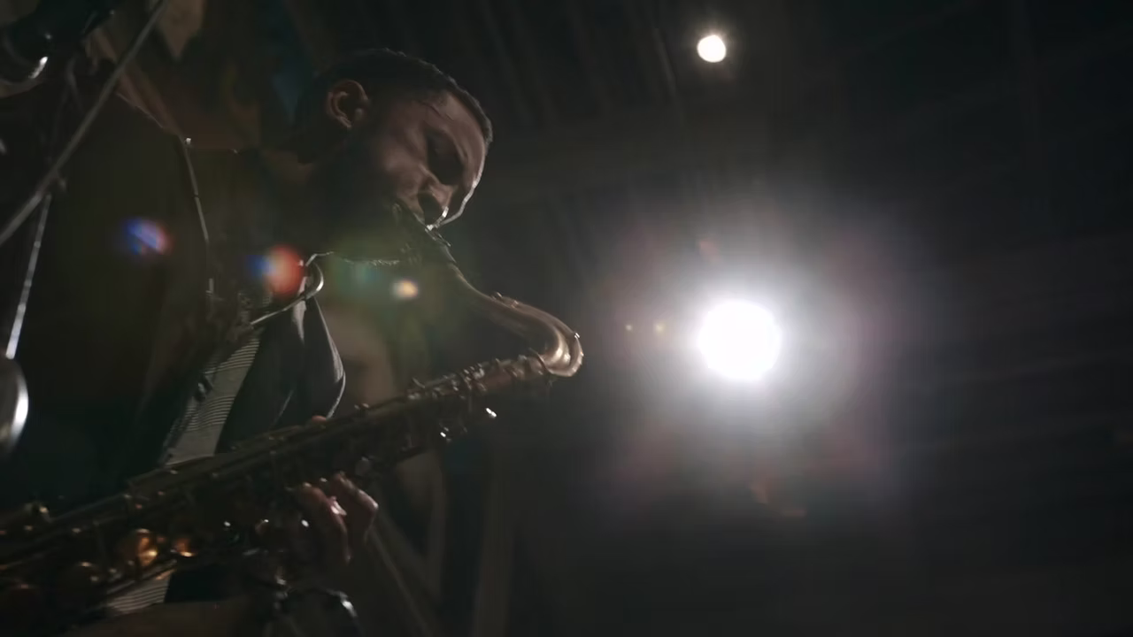 Marcus Elliot performing