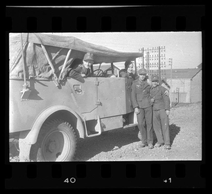 Soldaten an Geländewagen