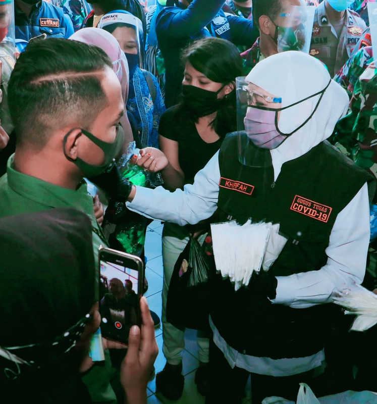 Gubernur Jatim Bagikan Masker dari Presiden Jokowi ke Pedagang Pasar di Surabaya Gubernur Jatim Bagikan Masker dari Presiden Jokowi ke Pedagang Pasar di Surabaya