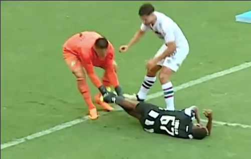 Fútbol: jugador del Botafogo es arrastrado al terreno de juego al fingir lesión