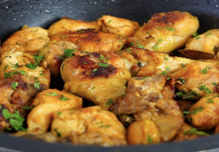 Pollo entero al ajillo