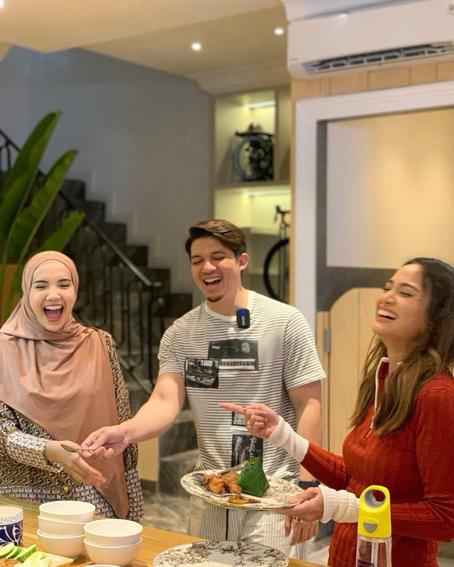 Potret kebersamaan Acha Septriasa, Zaskia Sungkar, dan Irwansyah.