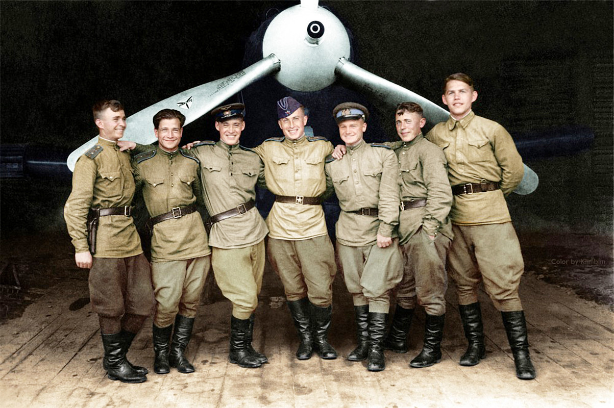 Bell-P-39-Airacobra-102GvIAP-7IAK-pilots-group-photo-Leningrad-Front-1944-01