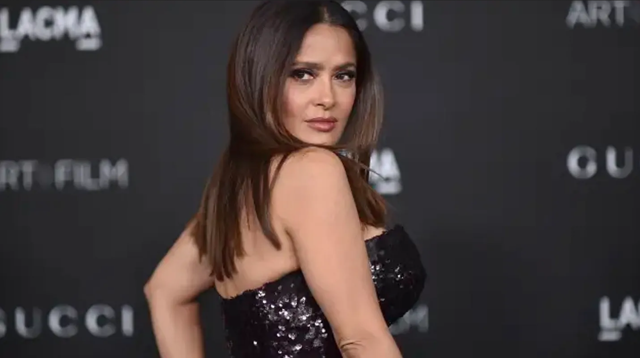 A sus 57 años, Salma Hayek presume sus atributos en París con un top de escote corazón