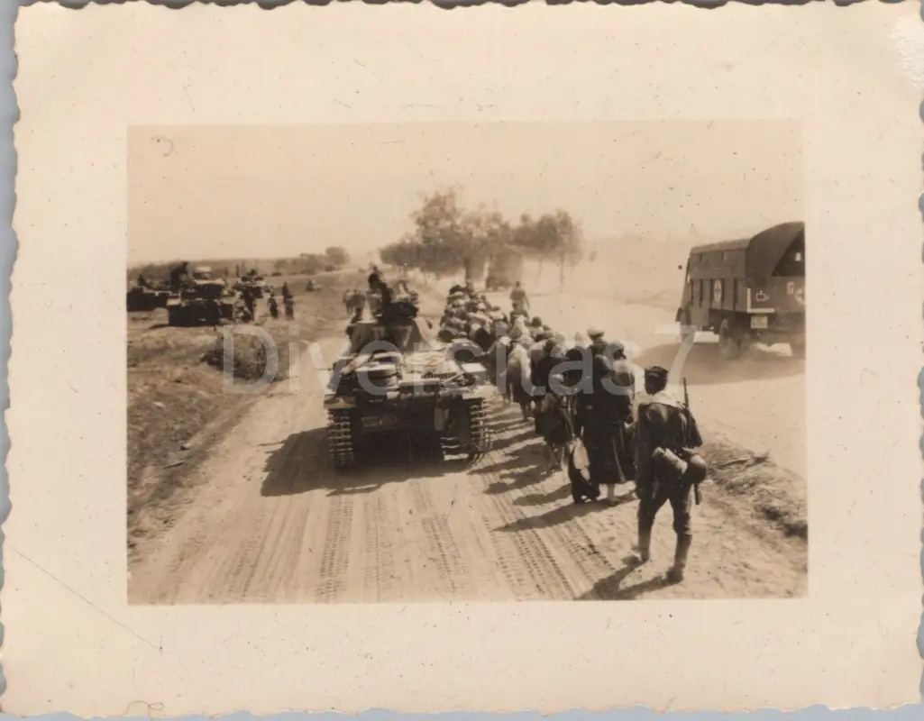 Foto a Nachl. Uffz H Gollner Panzer-Regt. 4 Panzer auf dem Marsch in Orscha D-83