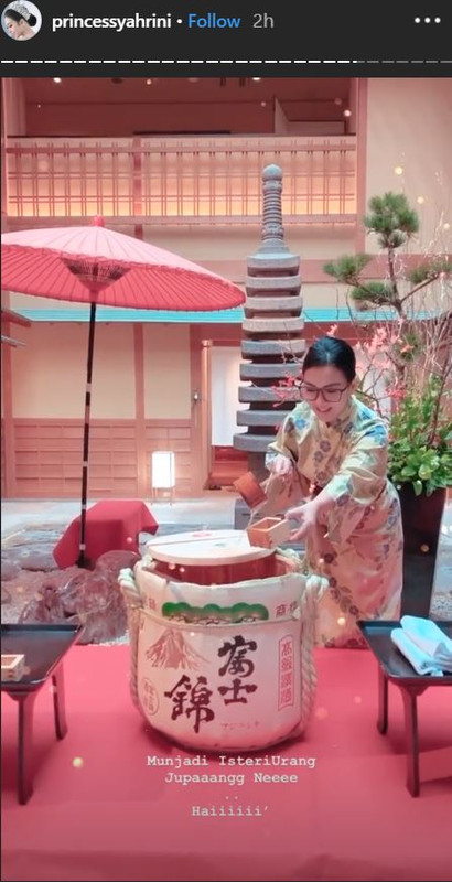Syahrini berpose mengambil air sambil pakai Kimono