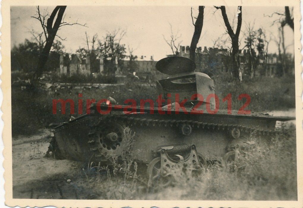 Foto, Wehrmacht, Blick auf einen zerstörten leic