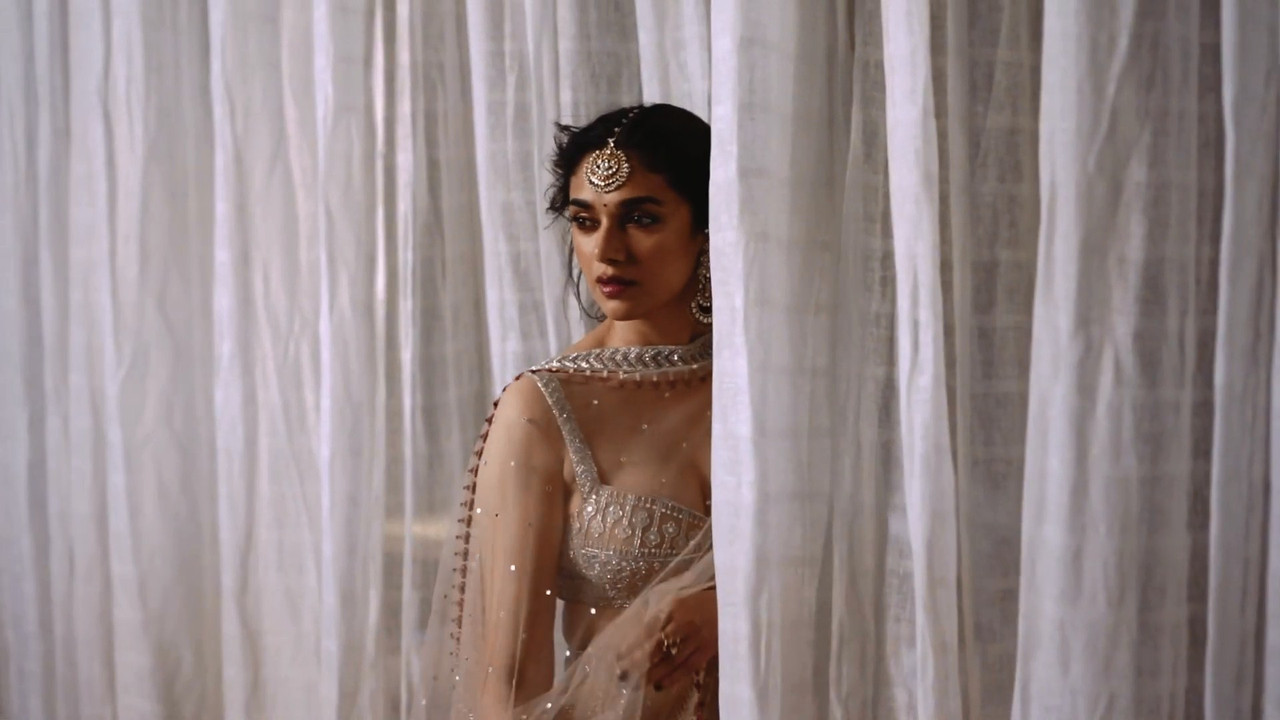 [Image: Aditi-Rao-Hydari-Peacock-mp4-snapshot-5.jpg]