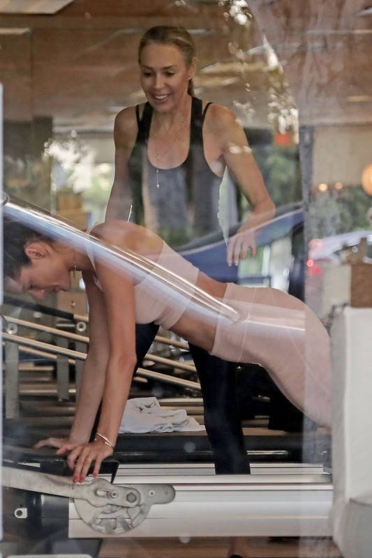 alessandra-ambrosio-at-pilates-class-in-los-angeles-08-14-2018-4