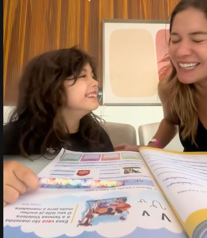 Madre e hija estudiando con la app de forma divertida