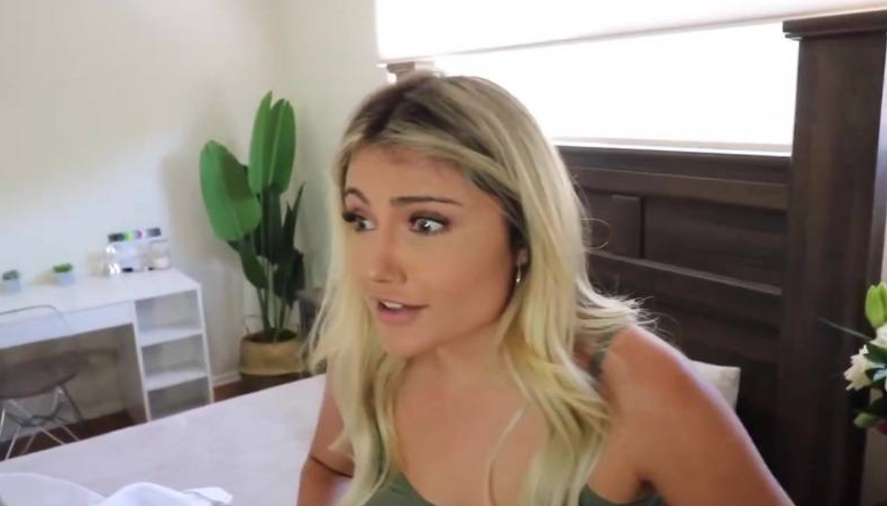 OnlyFans I Fucked My Roommate Sorry To Her Boyfriend - Adria Rae