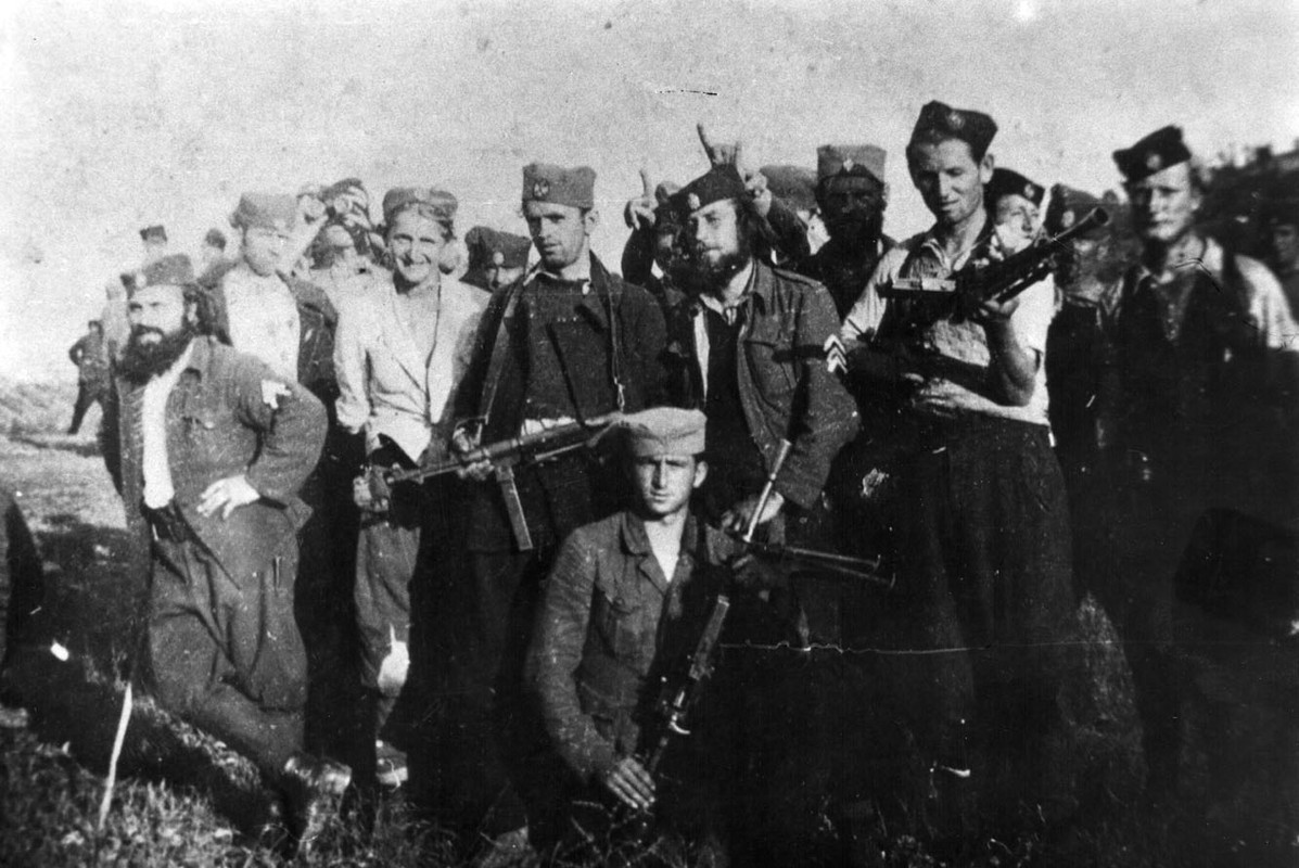 [Слика: 255-prvi-levo-Bogdan-Panovic-prvi-desno-...ja-NET.jpg]