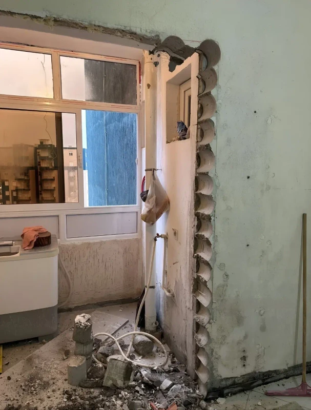 صورة مقربة لعملية قص خرسانة بمنشار دائري.