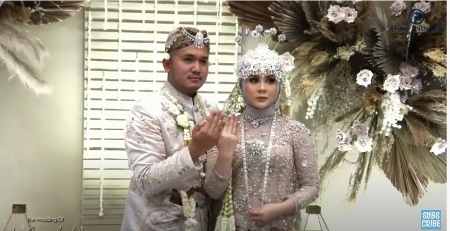 Kesha dan Adhi tunjukkan cincin pernikahan