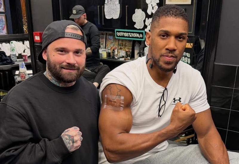 Антъни Джошуа си татуира имената на починалите си приятели