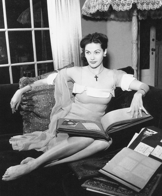Yvonne_De_Carlo_c17
