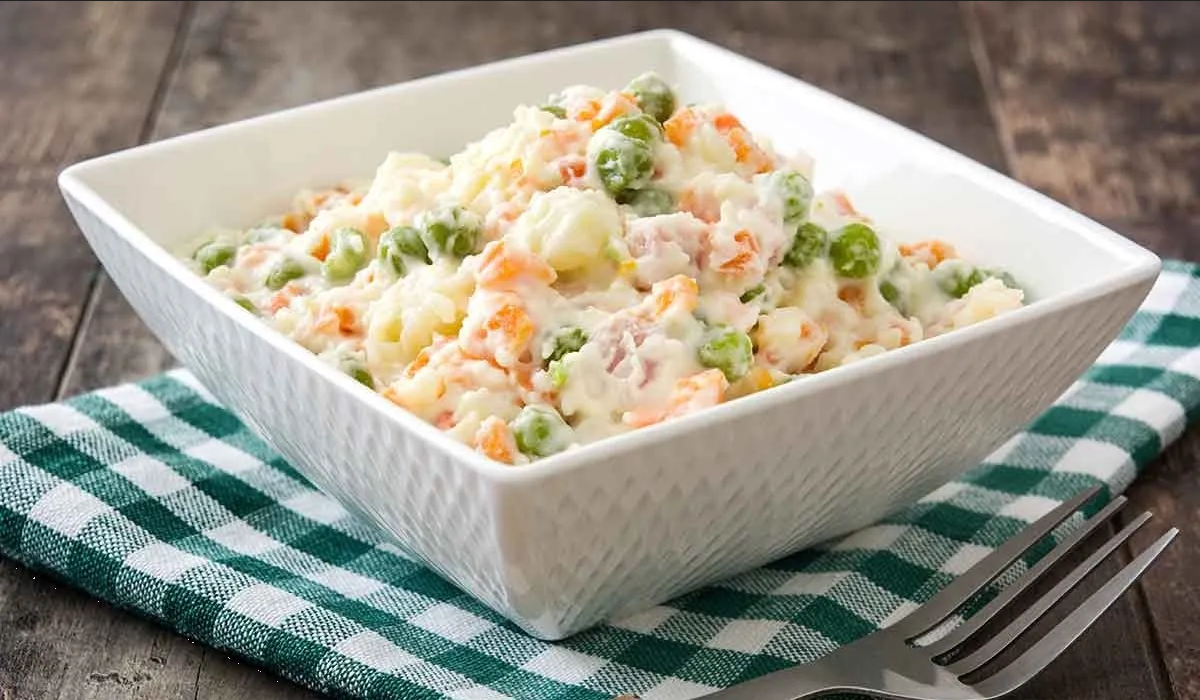 ¿Buscas una guarnición ligera para Año Nuevo? Haz ensalada rusa de pollo