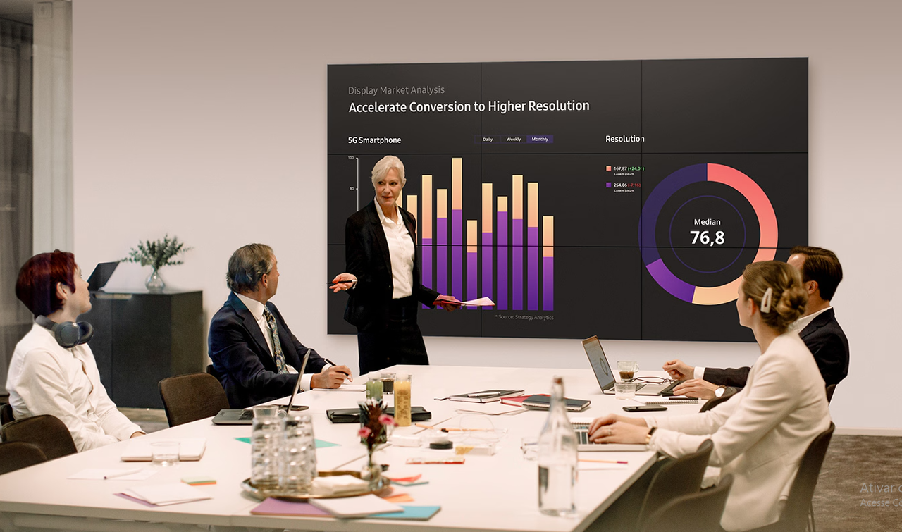 Grande video wall sem bordas aparentes em um lobby de empresa