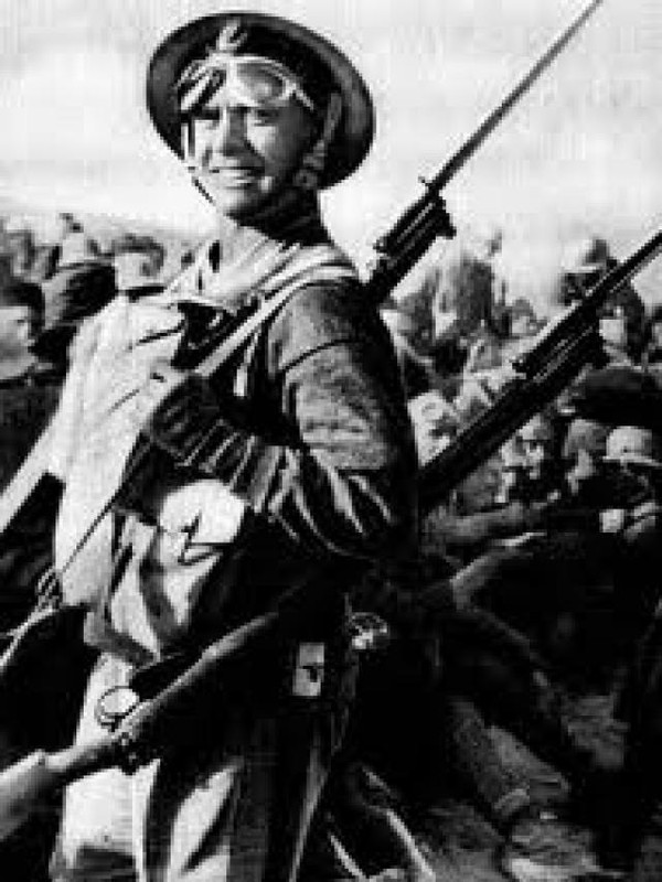 Un soldado inglés en la Segunda Guerra Mundial, utilizando una combinación ya usada en la anterior guerra, un Lee-Enfield con su vieja espada bayoneta de hoja recta