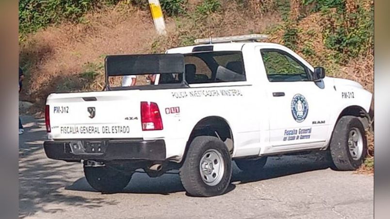 Miedo en Acapulco: A la orilla de una autopista, encuentran el cuerpo baleado de un hombre