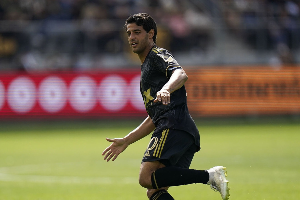 Carlos Vela lidera a su equipo con un doblete en la MLS