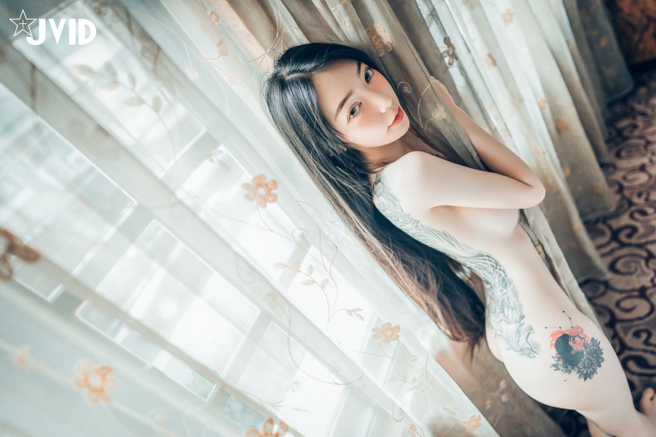 jvid 露出 色色旗袍写真，复古窗边的红衣纹身女孩插图4