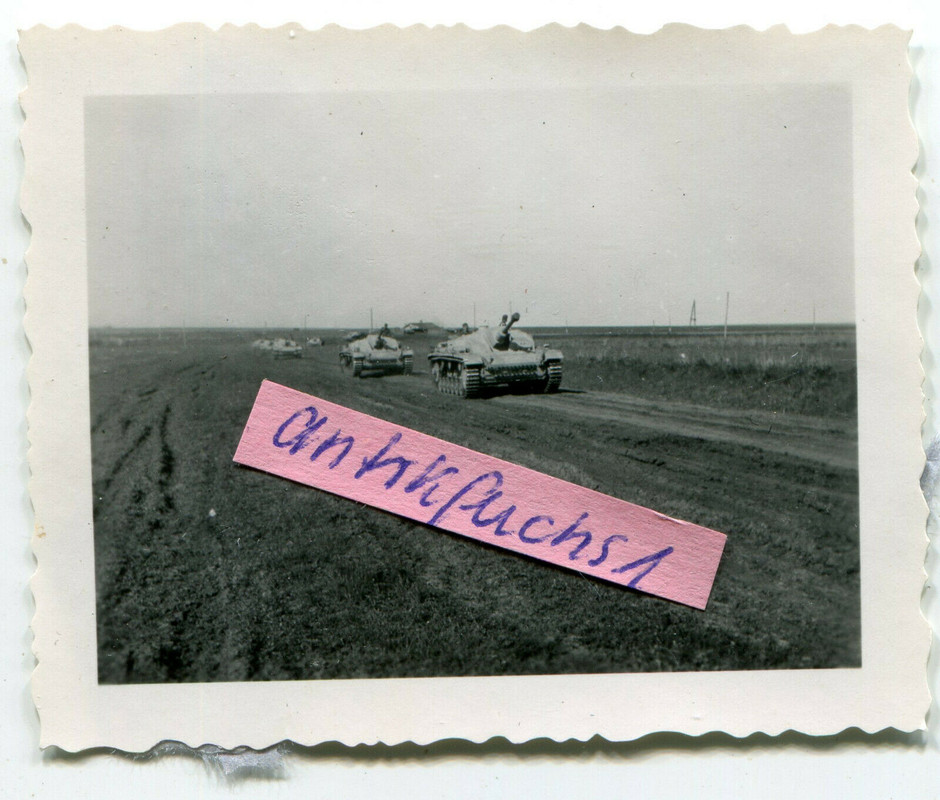 Deutsche Panzer vom Typ Sturmgeschütz vor Charkow .