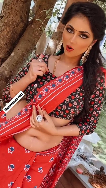 reema vohra hot sexy in red saree.mp4_snapshot_00.07.620
