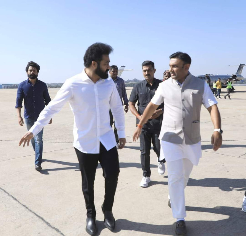 తారకరత్నను పరామర్శించేందుకు Jr ఎన్టీఆర్ బెంగళూరు వస్తున్నాడని ఆస్పత్రికి కర్నాటక ఆరోగ్య శాఖ మంత్రిని పంపిన కర్ణాటక సీఎం తారకరత్నను పరామర్శించేందుకు Jr ఎన్టీఆర్ బెంగళూరు వస్తున్నాడని ఆస్పత్రికి కర్నాటక ఆరోగ్య శాఖ మంత్రిని పంపిన కర్ణాటక సీఎం