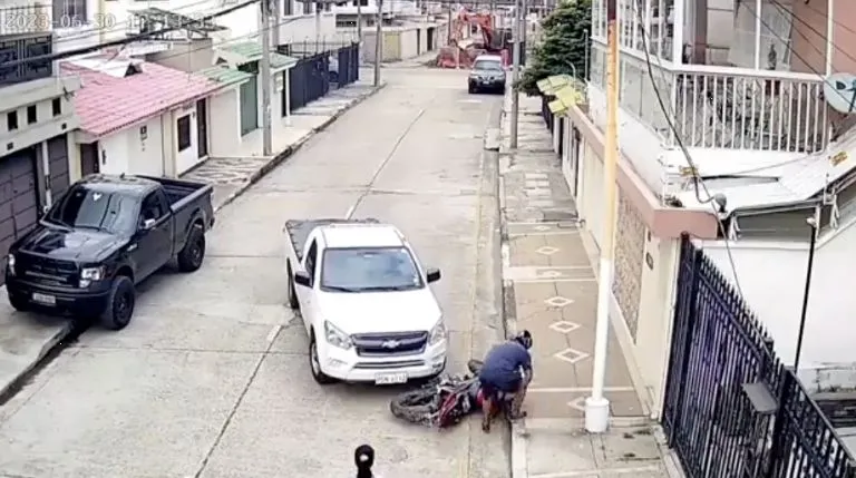 Conductor atropella a un ladrón varias veces, tras asaltar a una mujer