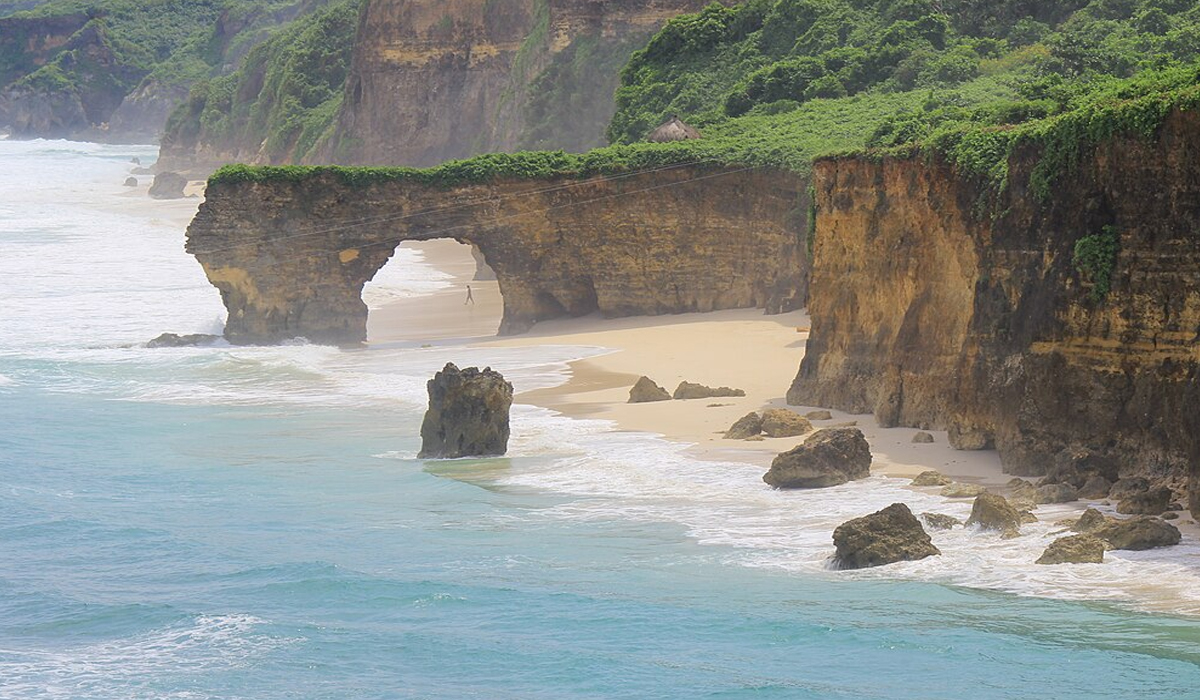 Pasir Emas dan Ombak yang Menghipnotis