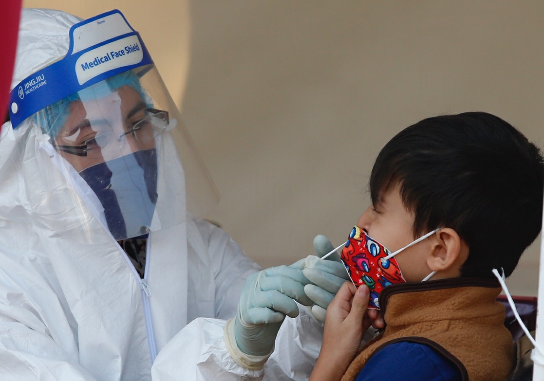 Mujer mete a su hijo a la cajuela del coche por miedo a contagiarse de COVID-19