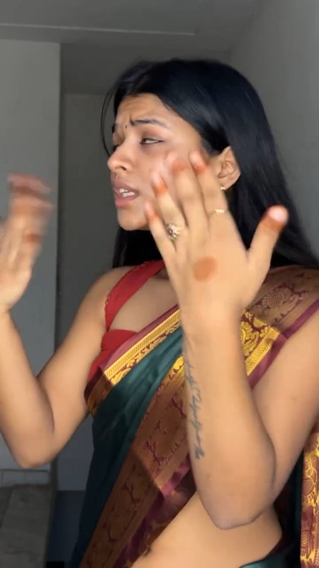 Hot Sexy beautiful tamil girl low hip saree and navel show.mkv_snapshot_00.00.806